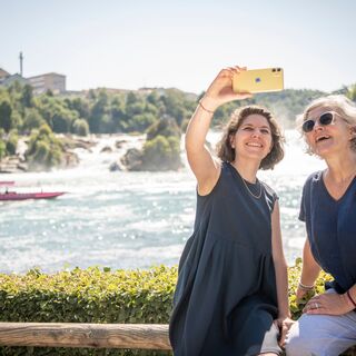 Touristen machen Selfie vor Rheinfall