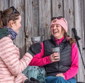 Aufwärmen während der Winterwanderung