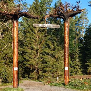 Der Weg zur Helvetinkolu beginnt unter einem imposanten Tor