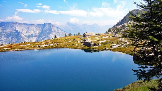 Hütte und See Starlarèsc von Sgióf