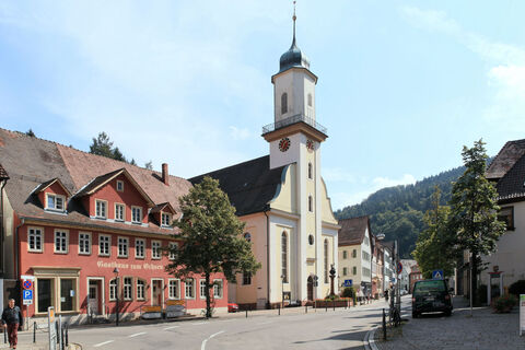 Marktstraße / Marktplatz mit Stadtkirche in Neuenbürg