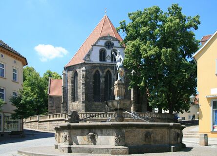 Johann-Sebastian-Bach-Kirche mit Hopfenbrunnen - Arnstadt