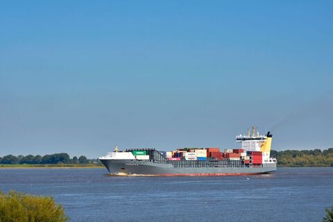 Containerschiff auf der Elbe
