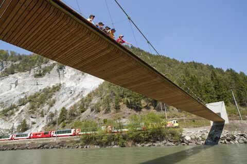 Die Hängebrücke bei Trin Station