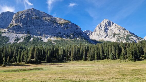 Blick auf den Igelskopf (links)  und den vorderen Tajakopf (rechts). Davor der verlandete Igelsee.