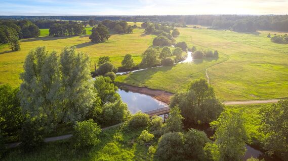 Die Wümme mit Gothardbrücke aus der Vogelperspektive