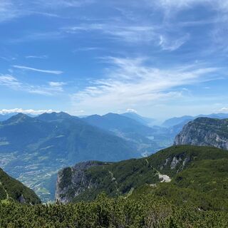 Gardasee und Monte Bondone vom Gipfel der Paganella aus