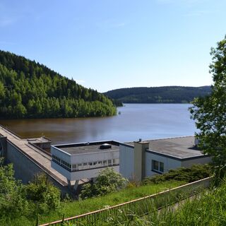 Talsperrenmauer oben beim Hochwasser 2013