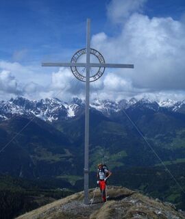 Lumkofel-Gipfelkreuz, "Ehre sei Gott in der Höhe"