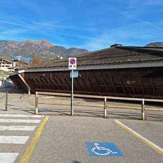 Behindertengerechter Parkplatz beim Stadio del Ghiaccio