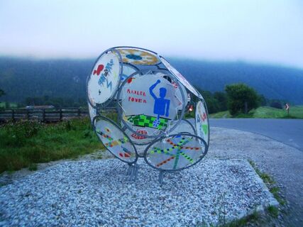 Eine von 20 Skulpturen am Radweg