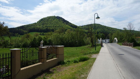 zur Schwechatbachbrücke danach links