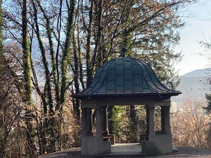 Pavillon unterhalb des Alpenzoos.jpg