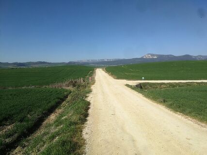 Die Route führt über breite Wege wie diesen in der Nähe von Ugar.
