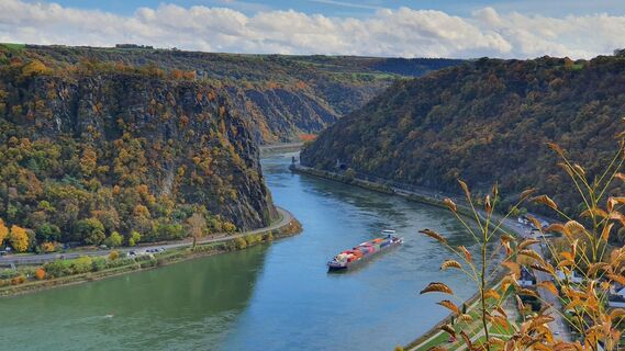 Loreleyblick bei St. Goar-Biebernheim mit Blick auf die Rheinschleife entlang des Felsens