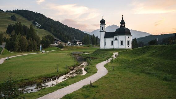 Abendstimmung am Seekirchl in Seefeld im Sommer.jpg