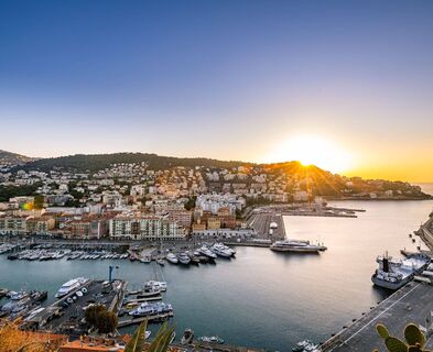Nizza Reiseführer - Blick auf den Alten Hafen am frühen Morgen.