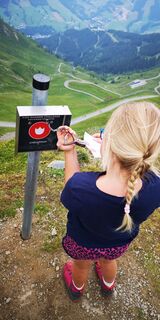 Kontrollpunkt der Kids Wander Challenge am Schattberg Mittelgipfel
