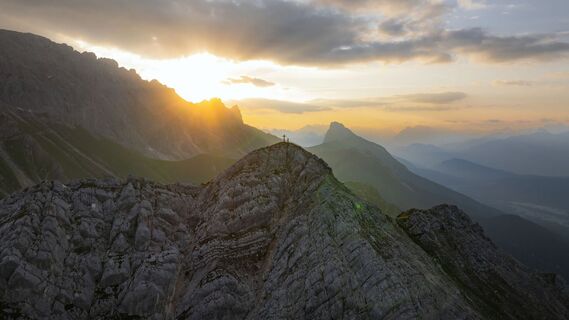 Drohnenaufnahme Gaistal im Sommer - Sonnenaufgang Predigtstuhl - Blick Richtung Gehrenspitze.jpg