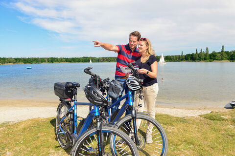 Paar mit dem Fahrrad am Tankumsee