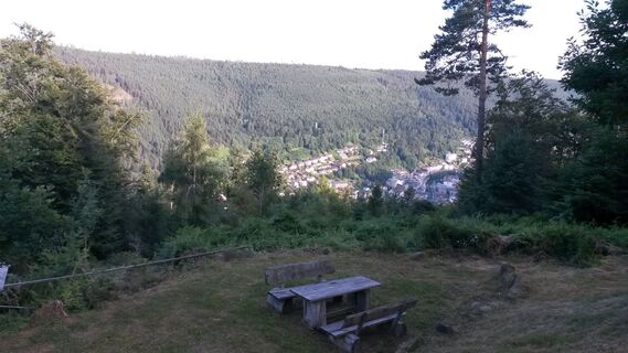 Tisch neben Wetterfahnen-Hütte