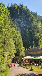 Klammwirtin beim Eingang