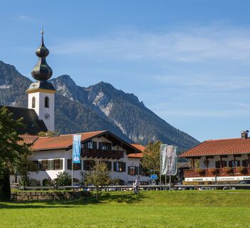 inzell sommer rathaus haus des gastes und kirche03_eh