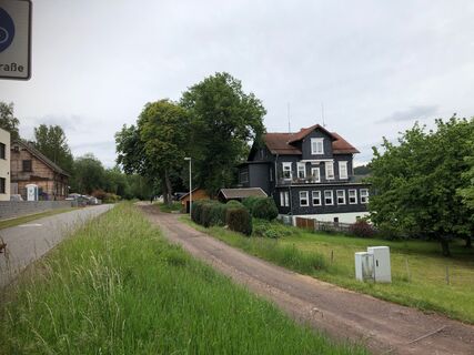 Ilm-Rennsteig-Radweg mit Hotel zum Langen Berg