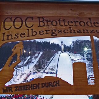 Schautafel mit Blick zur Inselbergschanze