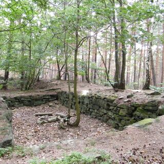 Die Heidenlöcher nordwestlich von Deidesheim sind die Überreste einer Fliehburg.