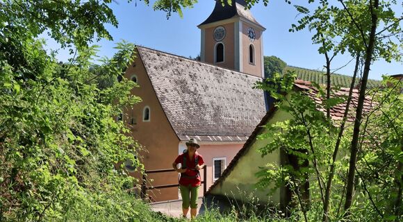 Bei der Kirche in Klöch wandern wir vorbei