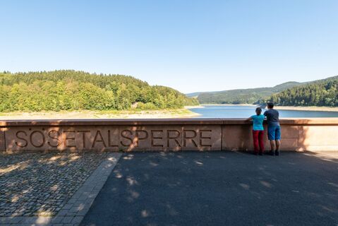 Staumauer der Sösetalsperre bei Osterode am Harz.