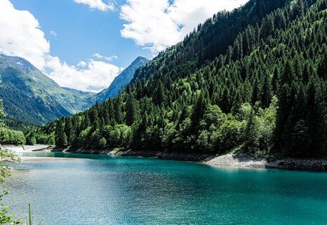 Auf dem Bild sieht man den See in der Val Sumvitg.