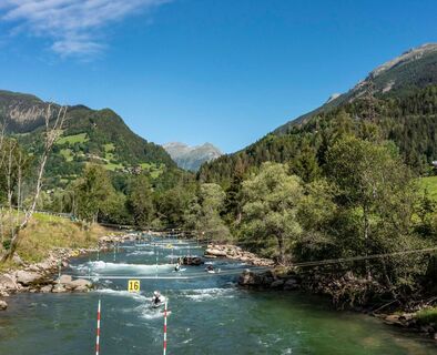 Überblick auf die Wildwasser-Arena in Flattach