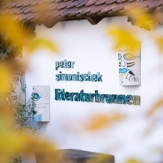Peter Simonischek Literaturbrunnen in Markt Hartmannsdorf
