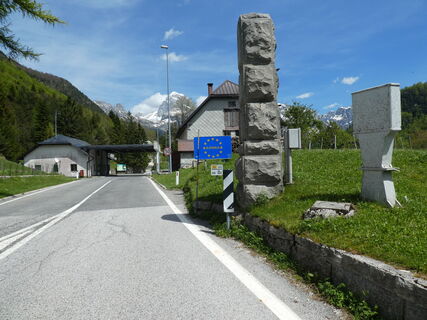 Passhöhe Predil und Grenze SLO