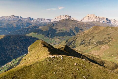Prättigauer Höhenweg auf dem Jägglischhorn mit Sicht Richtung St. Antönien