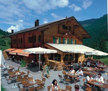 Der Weg führt an der Gamskogelhütte vorbei