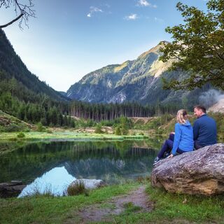 Traumhafte Aussicht auf den wunderschönen Blausee