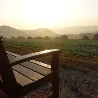 Sonnenaufgang auf dem Lahnwanderweg im Marburger Land