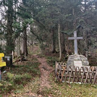 Das Denkmal erinnert an einen verstorbenen Jäger.