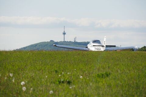 Flugplatz am Räuschenberg mit Köterberg im Hintergrund