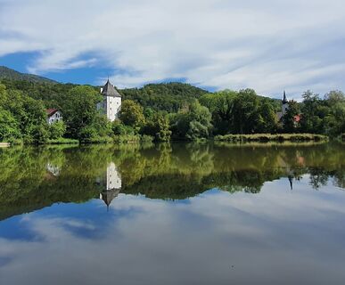 Weiher in St. Jakob am Thurn mit Schlosstum und Wallfahrtskirche