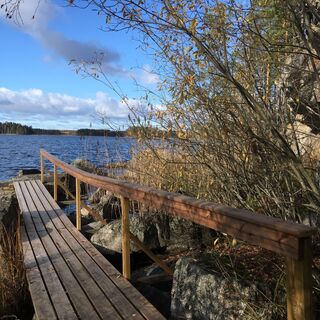 Felsmalerei der Kolmiköytiset, Brücke zum Aussichtspunkt der Malerei