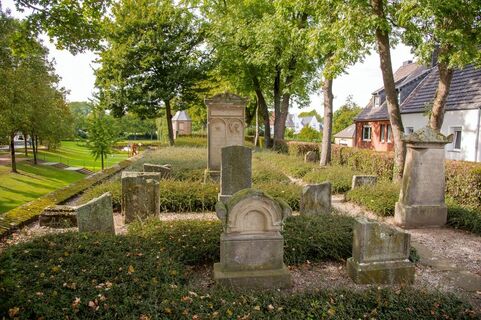 Jüdischer Friedhof auf der Stadtmauer am Froschteich