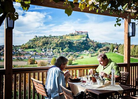 Wippl's Hofbergstubn mit Blick auf die Riegersburg