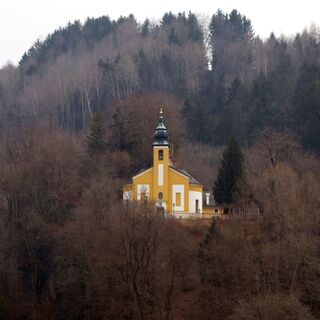 Die St. Pankraz-Kirche ist ein weithin sichtbares Ziel.