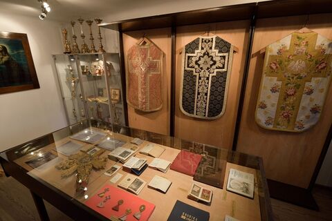 Mošnje Ethnologisches Museum (Eine Ausstellung von Messgewändern, kirchlichen Gefäßen, Büchern und Bildern sowie Krippen aus gebrannter Tonerde.)