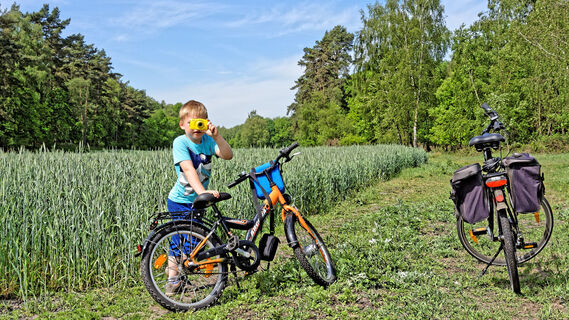 Kind bei einer Fotopause während einer Radtour