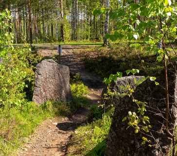 Panzersteinmauer und Pfad